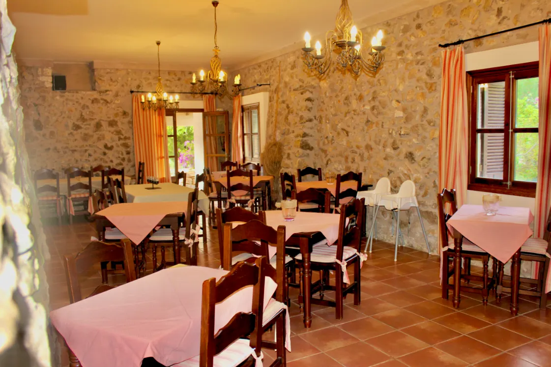 Comedor tradicional mallorquín con arcos de piedra