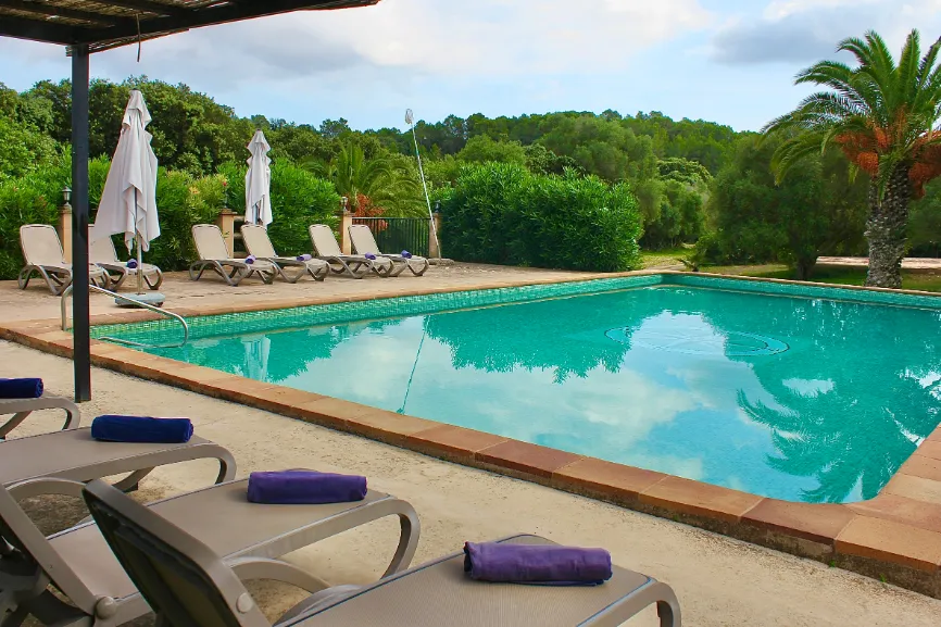 Hamacas y solárium junto a la piscina