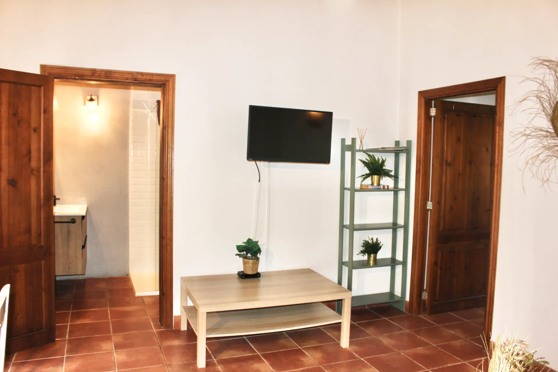 Sala de estar interior con acceso al baño en suite
