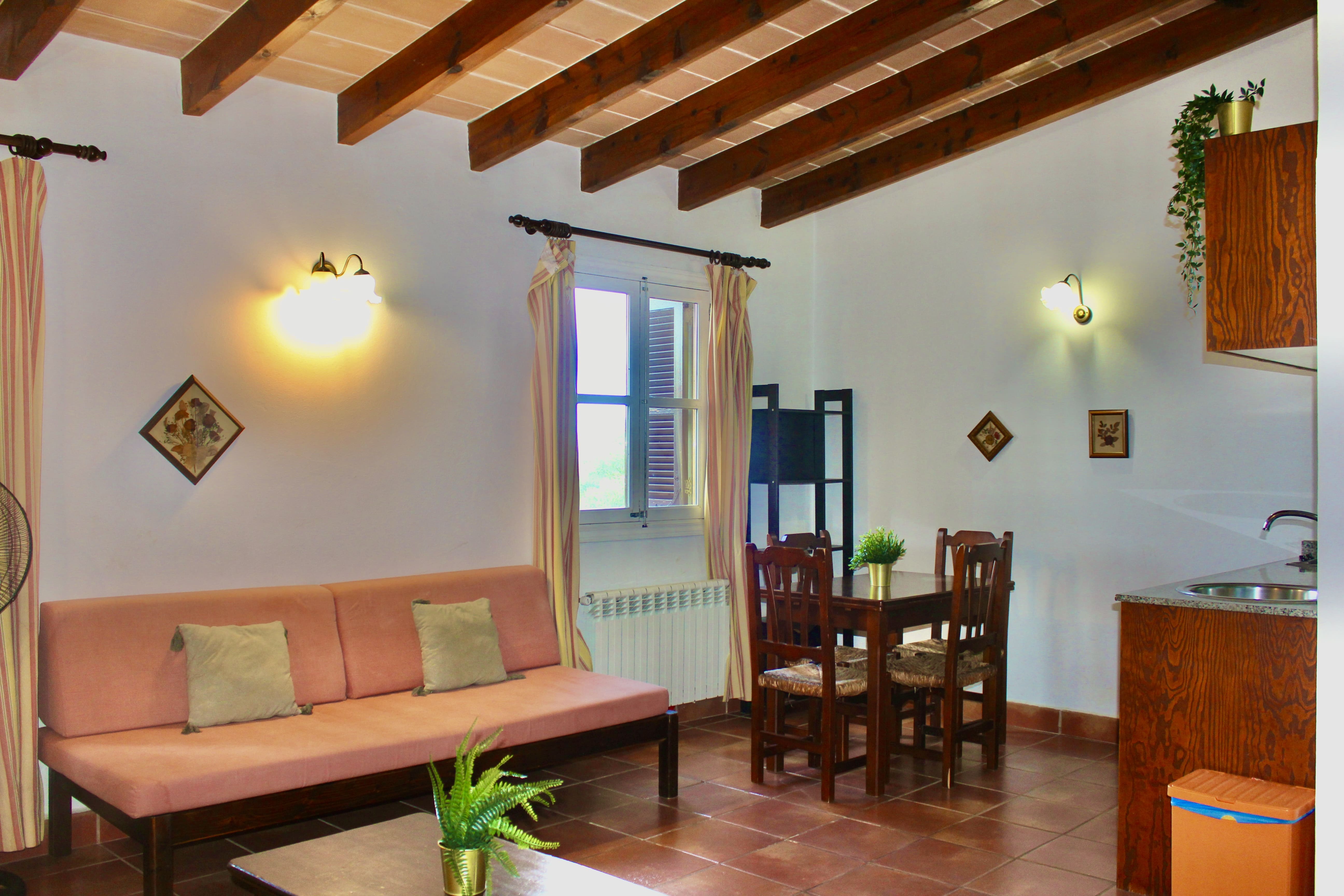 Salón y comedor tradicional con vigas de madera noble